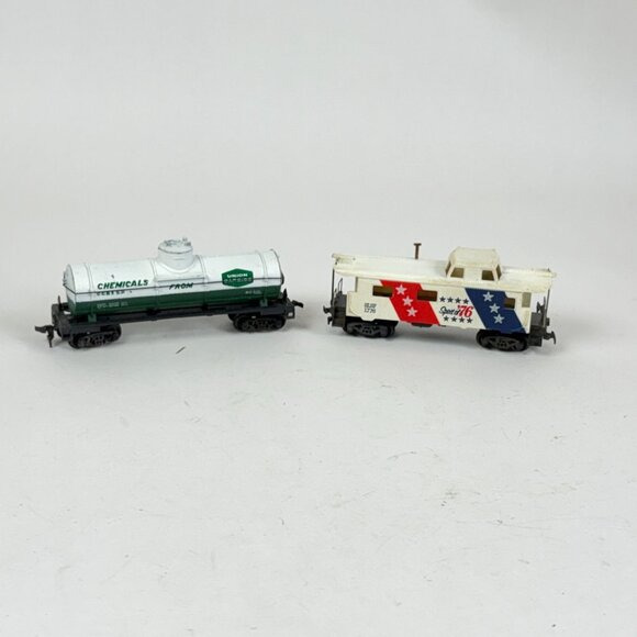 Vintage HO Scale Train Cars Union Carbide Chemical Tanker & Spirit of 76 Caboose - Picture 7 of 7